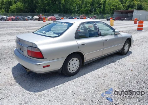 1996 Honda Accord Value z USA, uszkodzony, nr VIN 1HGCD5698TA232964